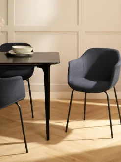 Silla con asiento estrecho y reposabrazos Fiji