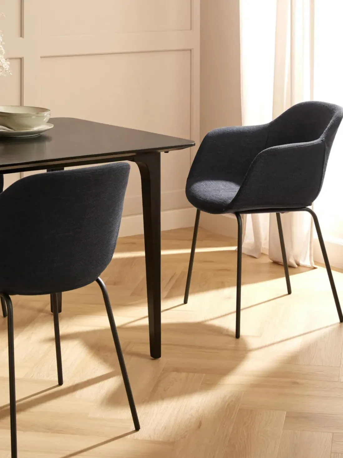 Silla con asiento estrecho y reposabrazos Fiji