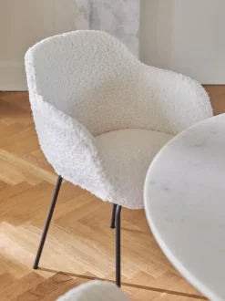 Silla con reposabrazos de borreguillo Fiji