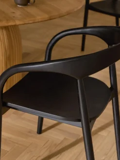 Silla con reposabrazos de madera de fresno Camille