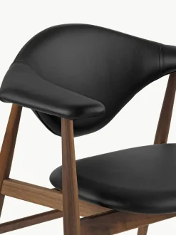 Silla con reposabrazos de madera de nogal Masculo