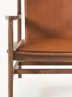 Silla con reposabrazos de madera de fresno y asiento de cuero Hayo