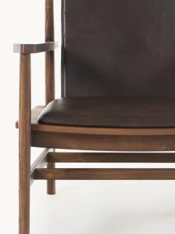 Silla con reposabrazos de madera de fresno y asiento de cuero Hayo