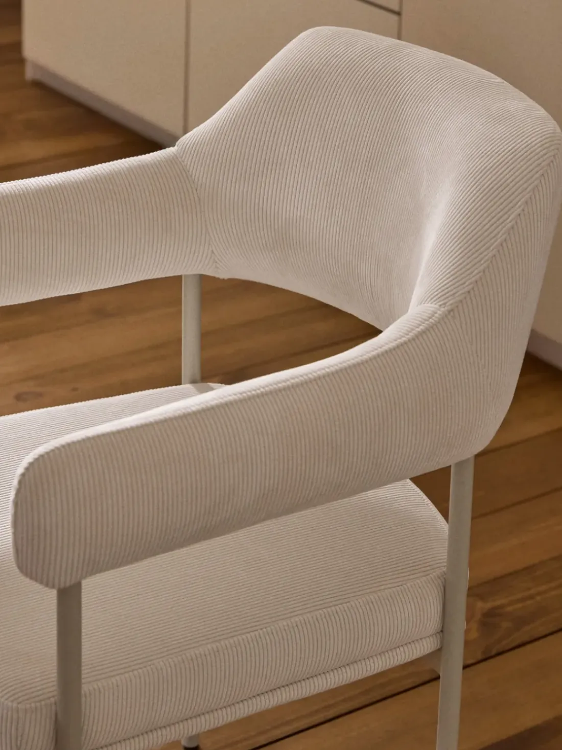 Silla con reposabrazos de pana Zoe
