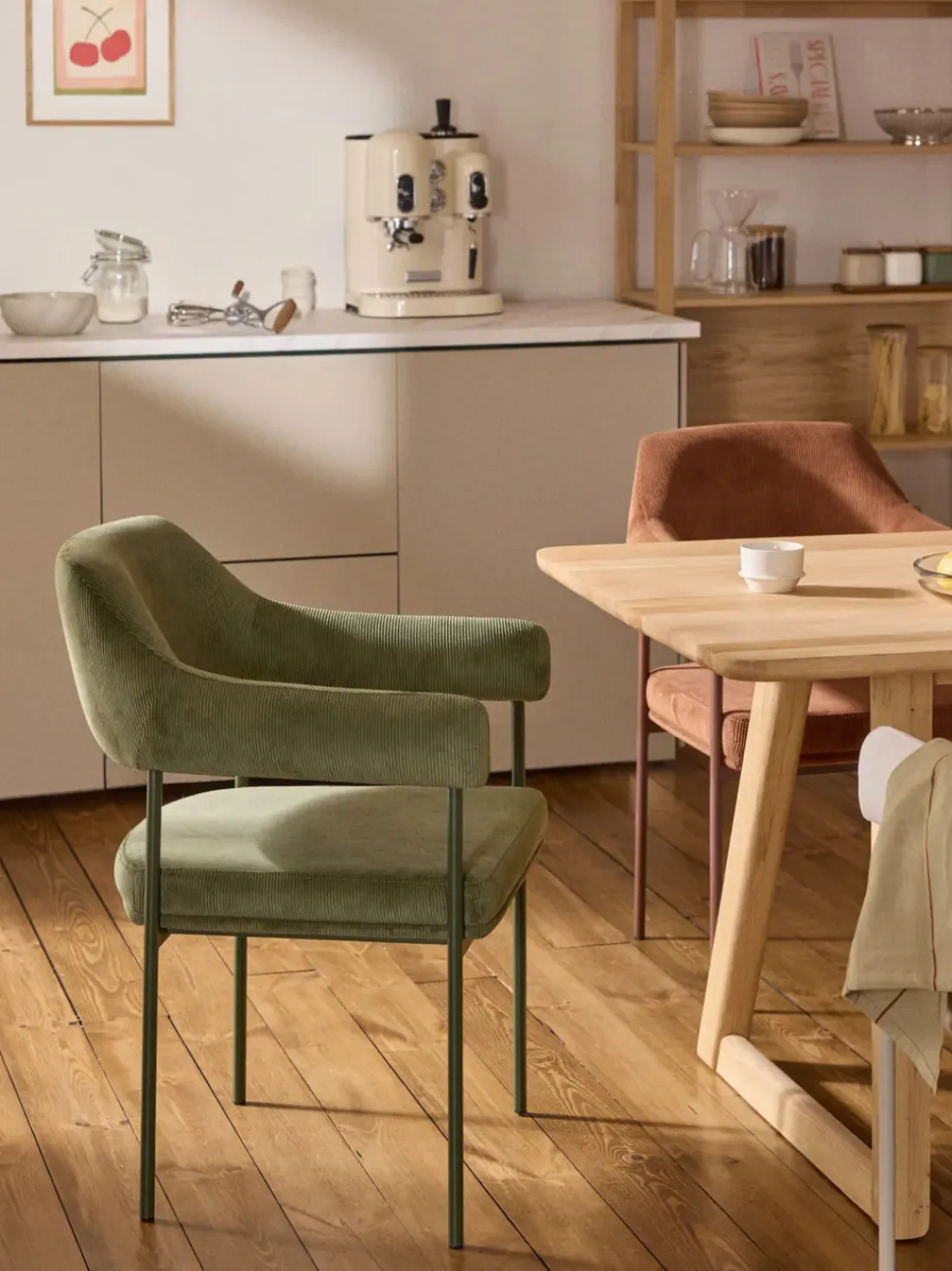 Silla con reposabrazos de pana Zoe