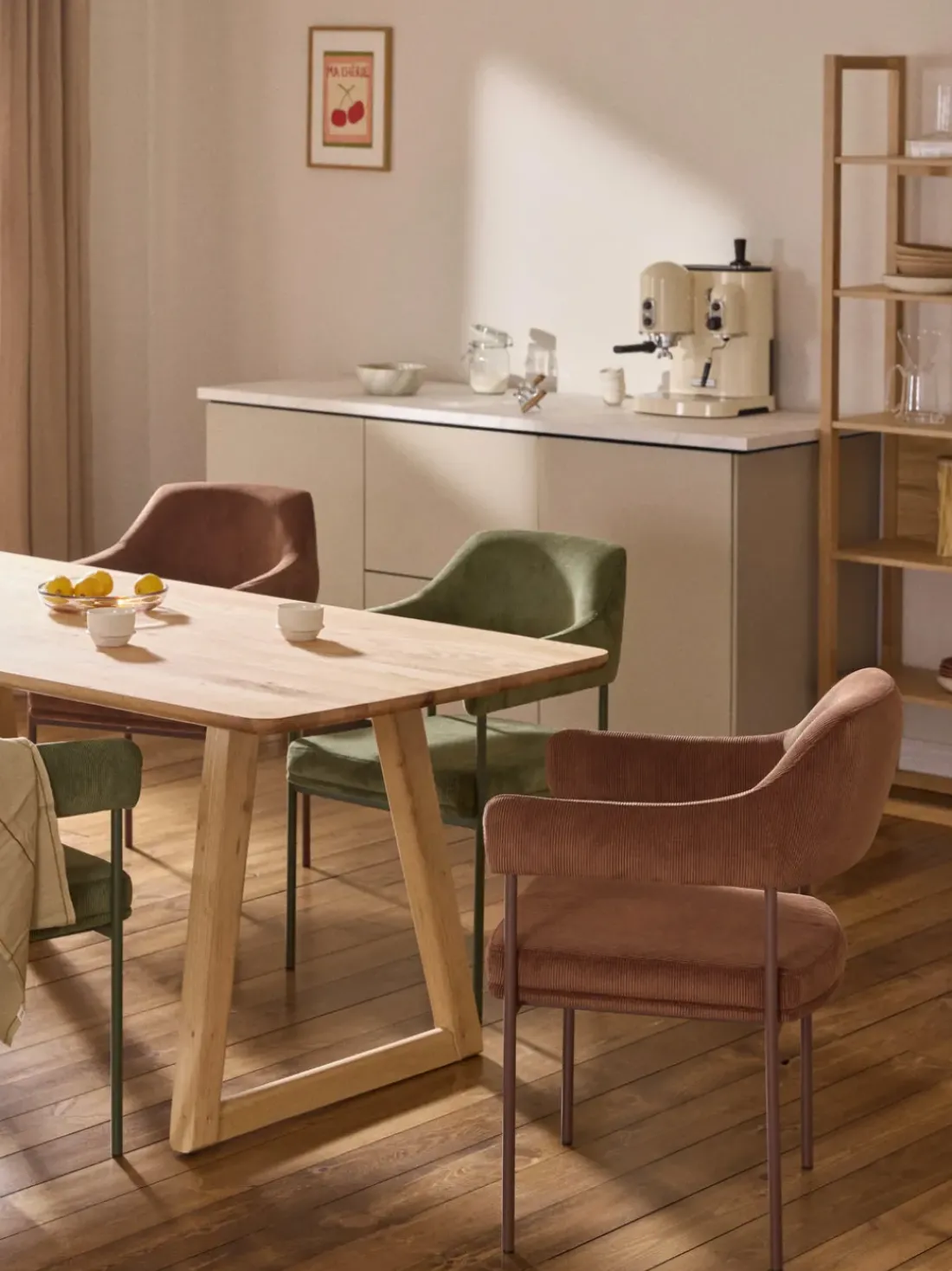 Silla con reposabrazos de pana Zoe