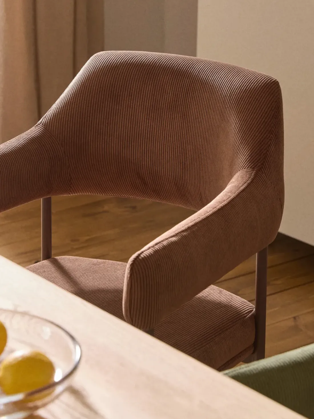 Silla con reposabrazos de pana Zoe