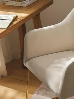 Silla con reposabrazos de terciopelo Isla
