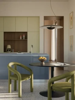 Silla con reposabrazos de terciopelo Calan