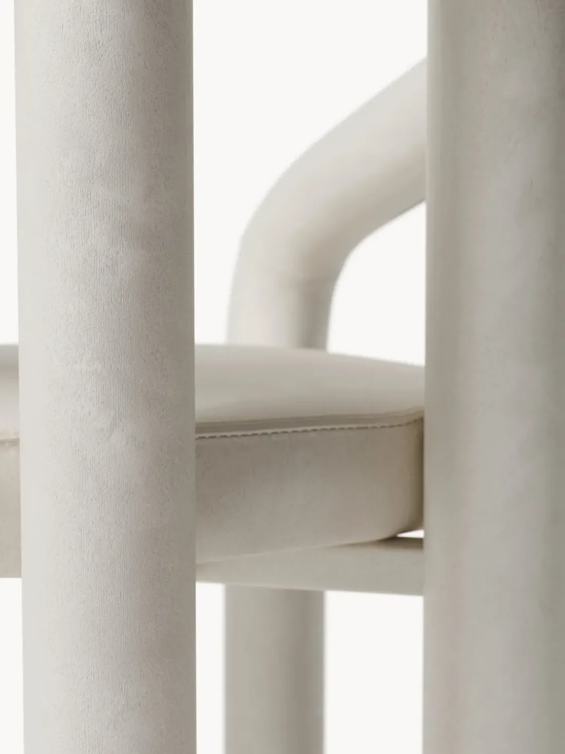 Silla con reposabrazos de terciopelo Calan