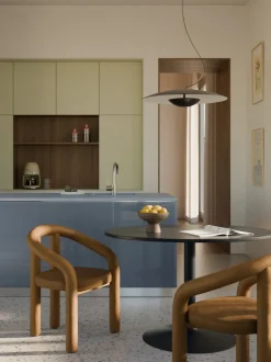 Silla con reposabrazos de terciopelo Calan