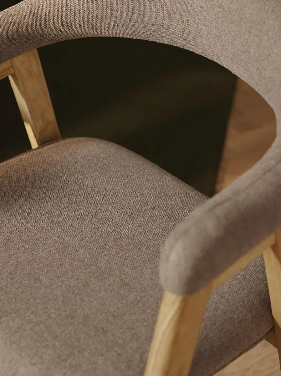 Silla con reposabrazos tapizada Nik