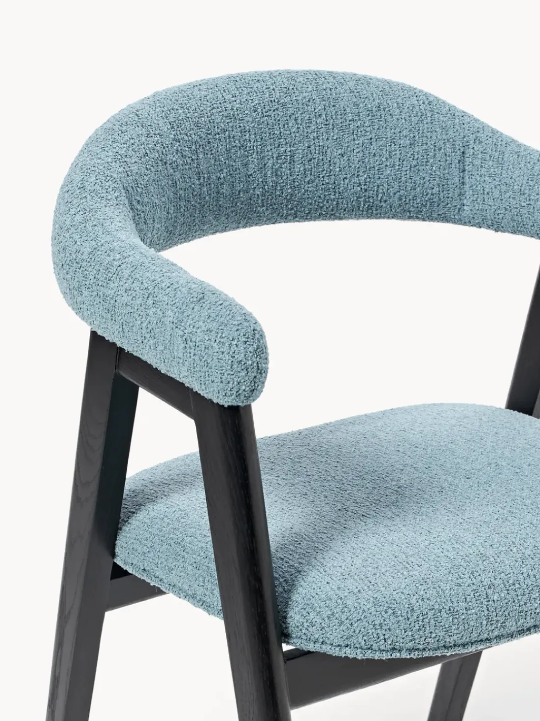 Silla con reposabrazos tapizada en tejido bouclé Nik