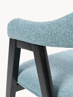 Silla con reposabrazos tapizada en tejido bouclé Nik