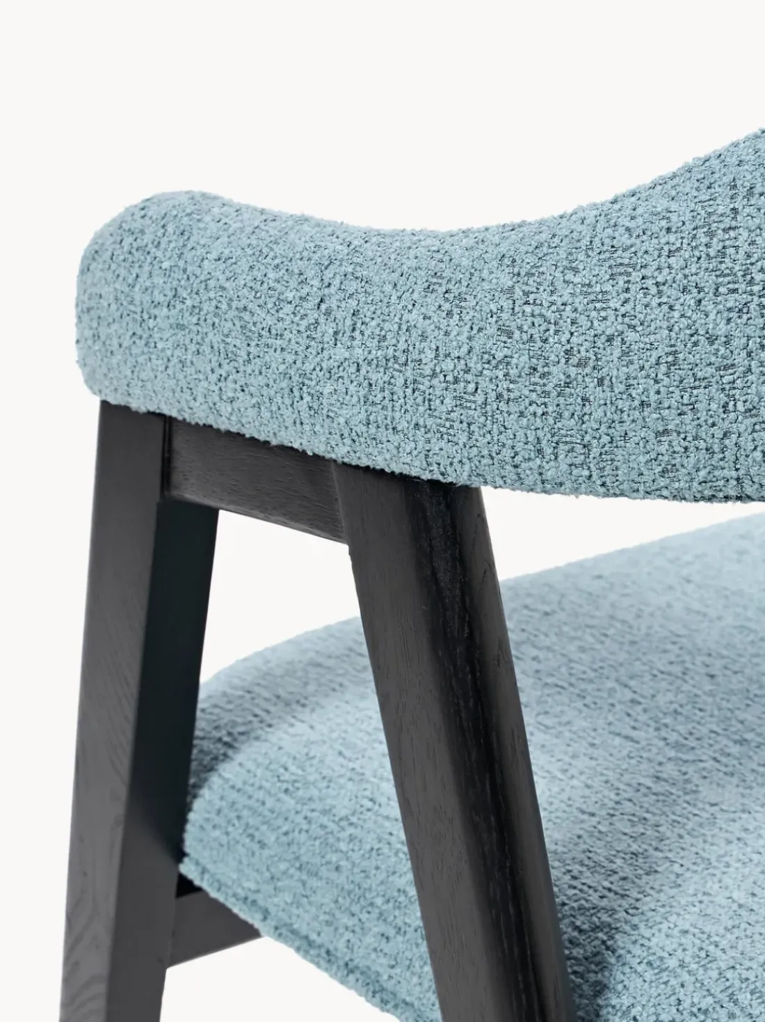 Silla con reposabrazos tapizada en tejido bouclé Nik