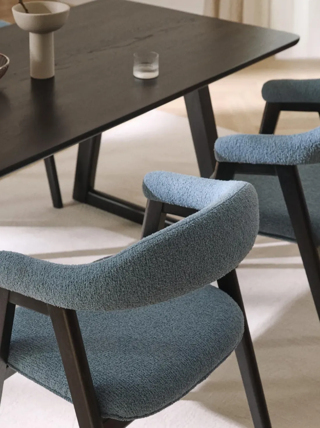 Silla con reposabrazos tapizada en tejido bouclé Nik
