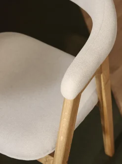 Silla con reposabrazos tapizada Nik