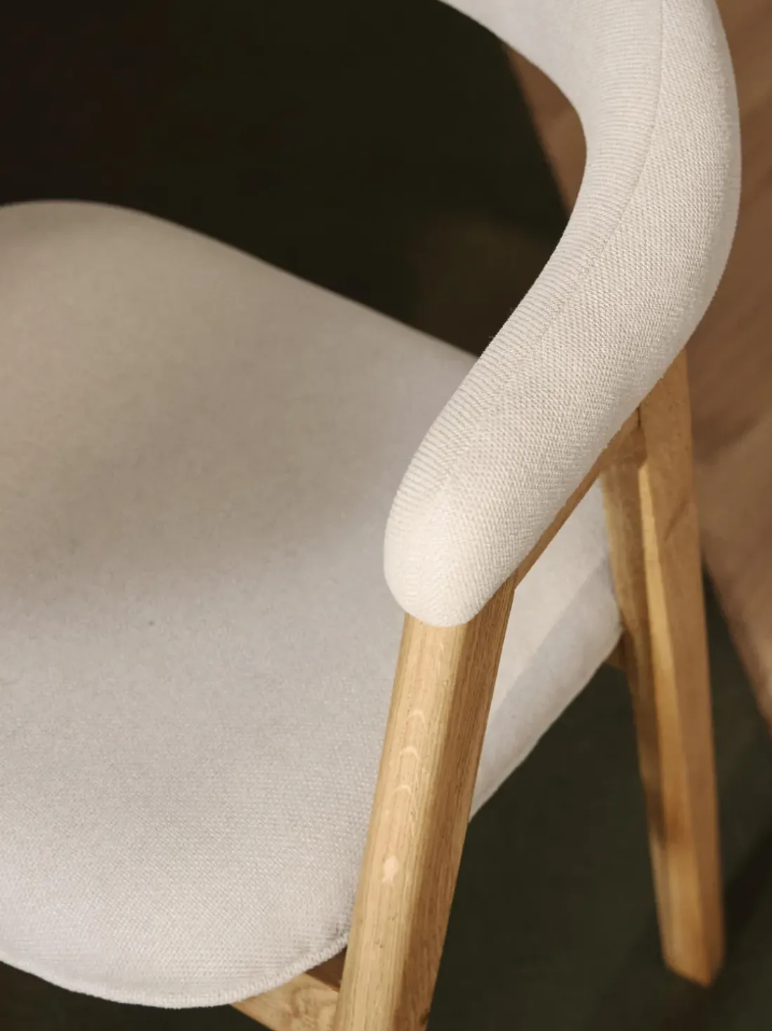 Silla con reposabrazos tapizada Nik