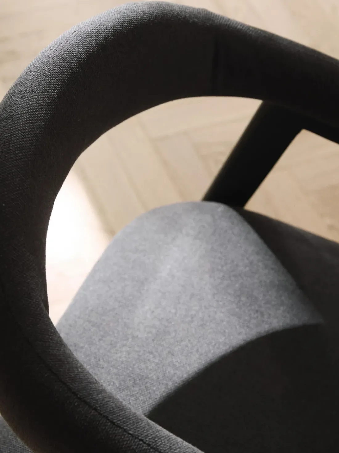 Silla con reposabrazos tapizada Nik