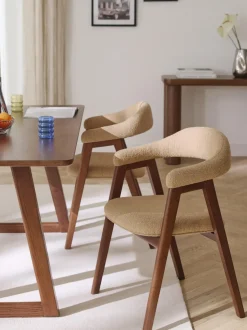 Silla con reposabrazos tapizada en tejido bouclé Nik