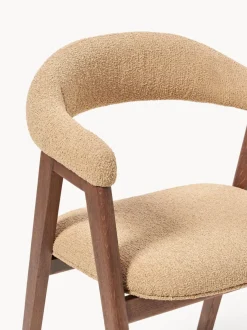 Silla con reposabrazos tapizada en tejido bouclé Nik