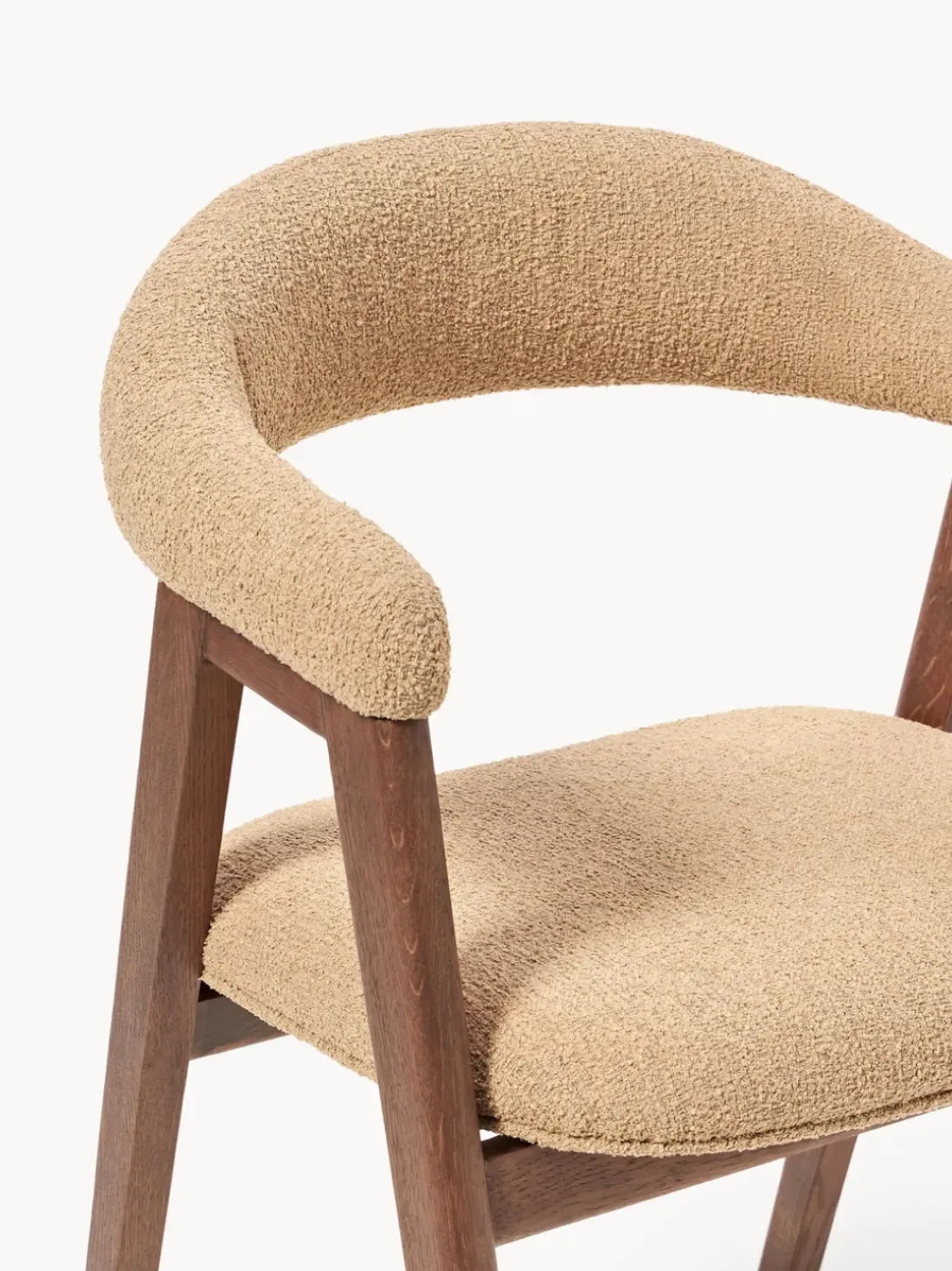 Silla con reposabrazos tapizada en tejido bouclé Nik