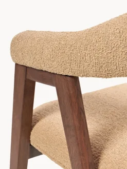 Silla con reposabrazos tapizada en tejido bouclé Nik