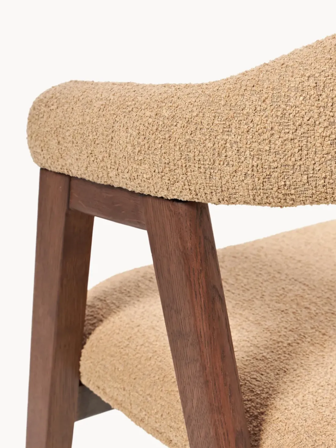 Silla con reposabrazos tapizada en tejido bouclé Nik