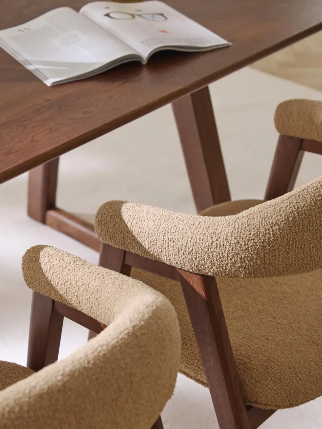 Silla con reposabrazos tapizada en tejido bouclé Nik