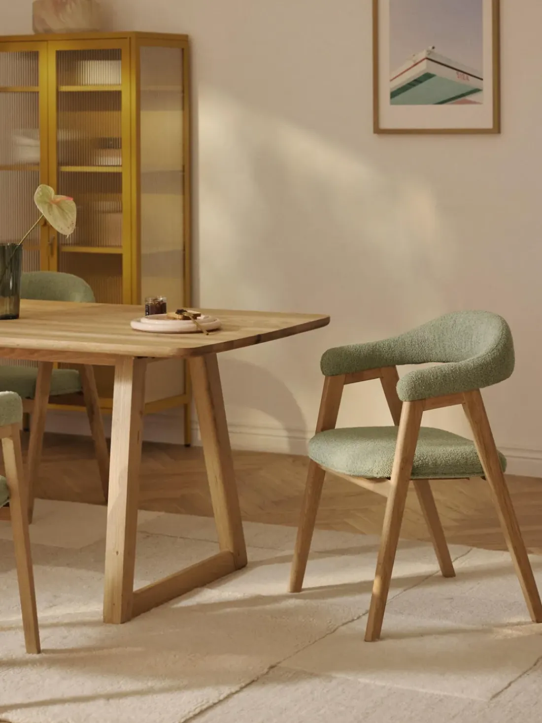 Silla con reposabrazos tapizada en tejido bouclé Nik