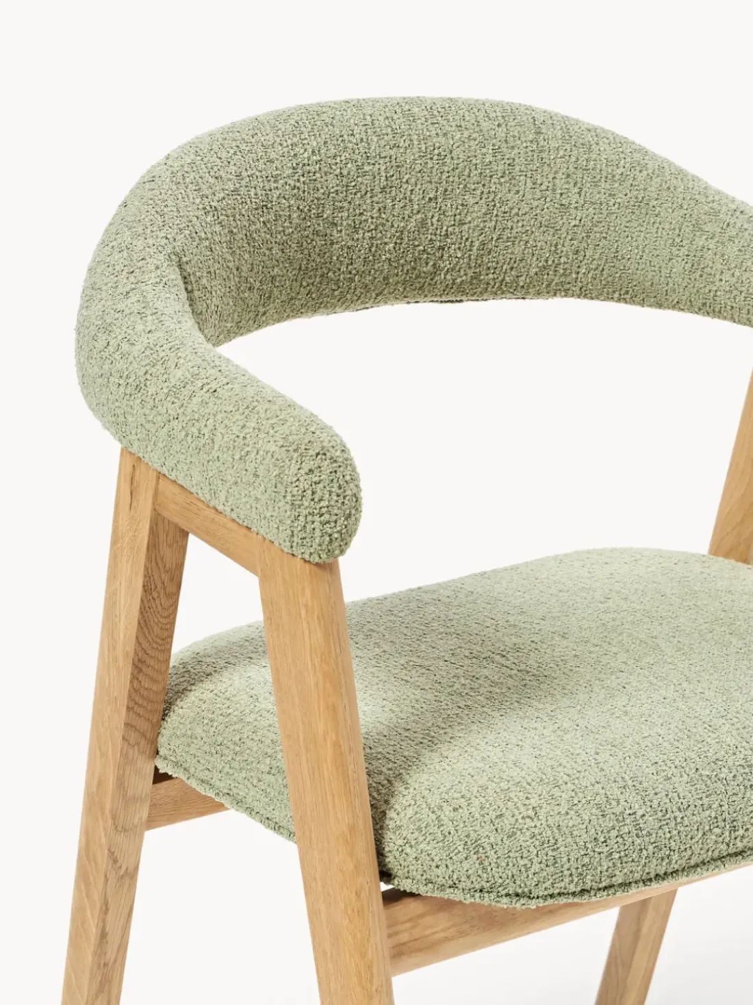 Silla con reposabrazos tapizada en tejido bouclé Nik