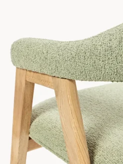 Silla con reposabrazos tapizada en tejido bouclé Nik