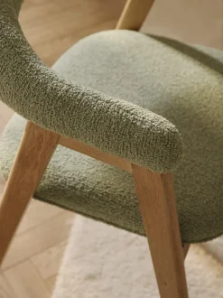 Silla con reposabrazos tapizada en tejido bouclé Nik