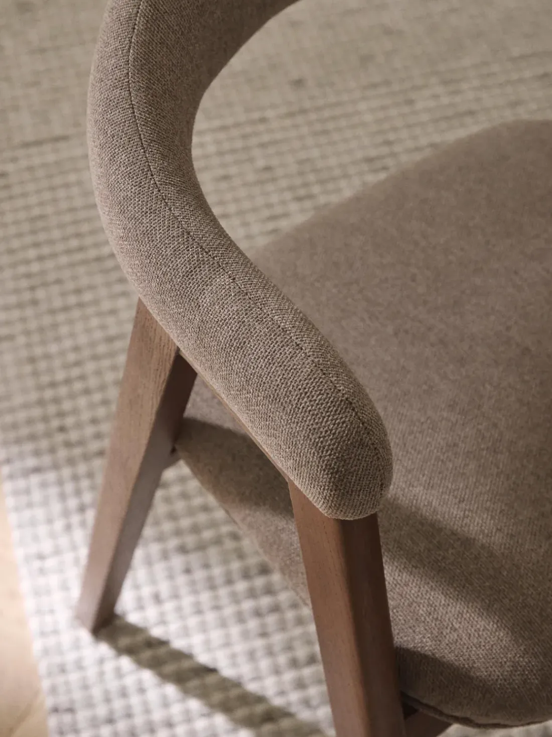 Silla con reposabrazos tapizada Nik