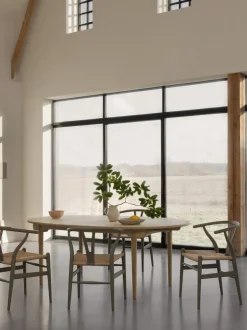 Silla de madera con asiento tejido a mano CH24