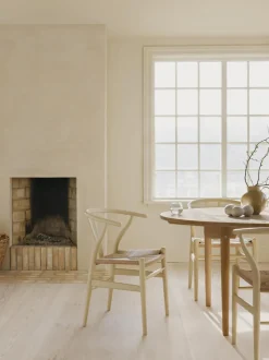 Silla de madera con asiento tejido a mano CH24