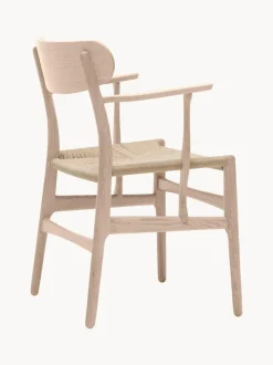 Silla de madera con asiento tejido a mano y reposabrazos CH36