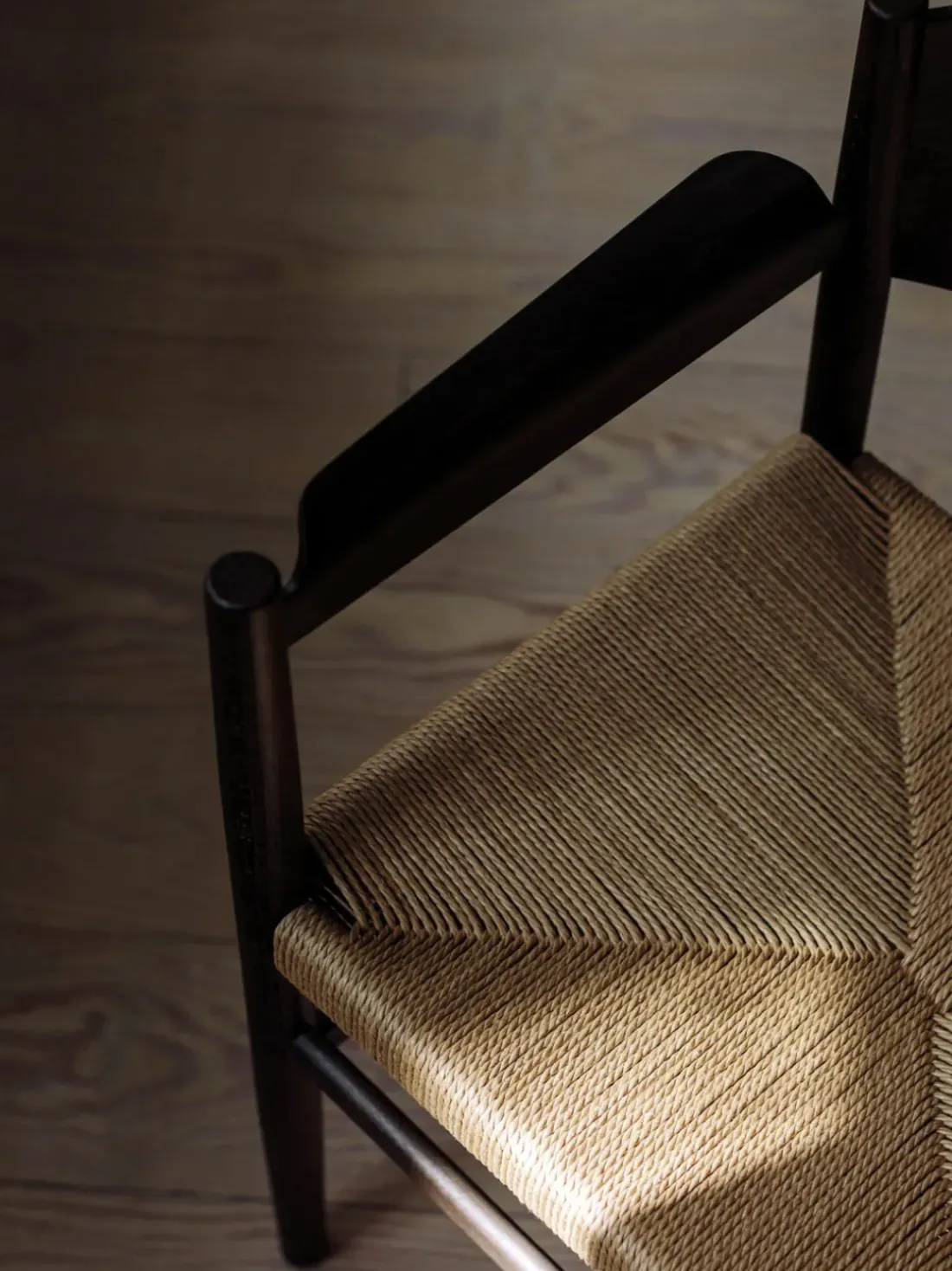 Silla de madera de haya artesanal con asiento tejido Nestor