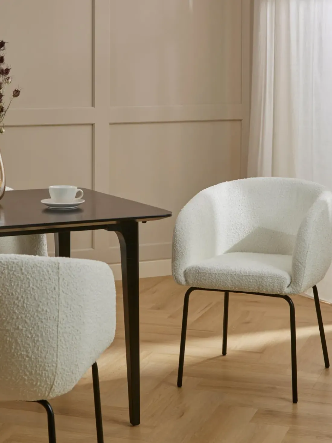 Sillas con reposabrazos en tejido bouclé Alani, 2 uds