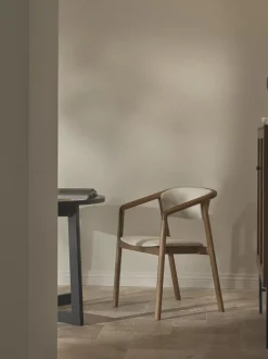 Silla tapizada con reposabrazos Gali