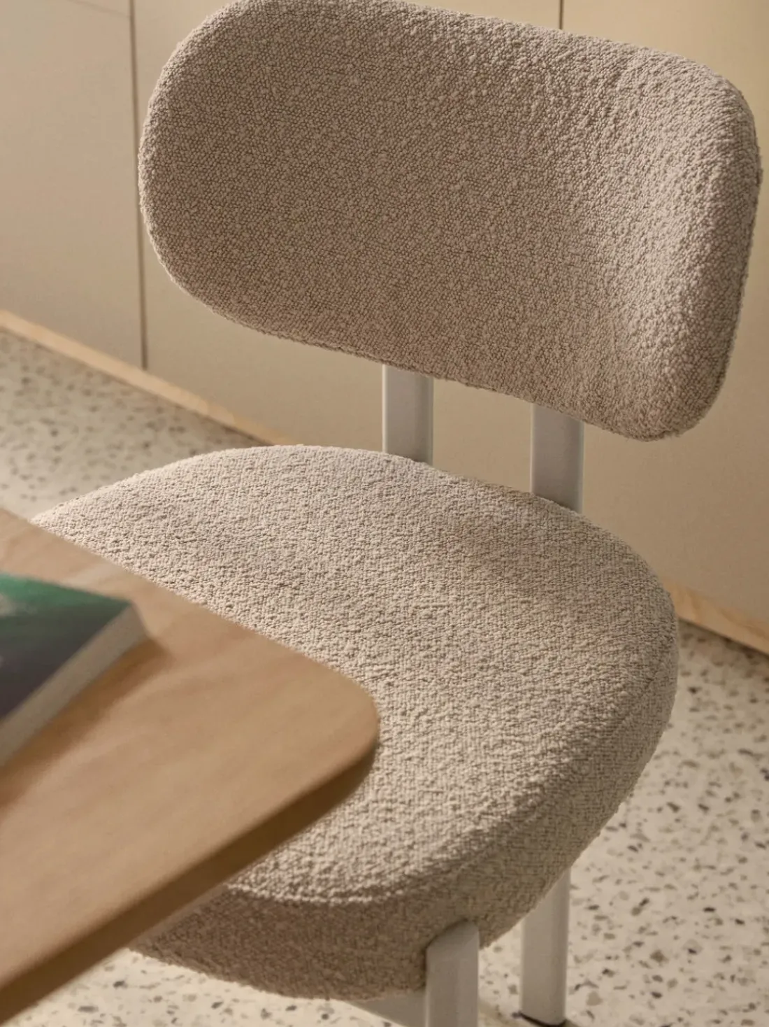 Silla tapizada en tejido bouclé Adrien
