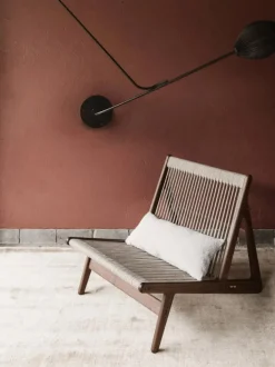 Sillón artesanal de madera de nogal con cojín de asiento MR01 Initial