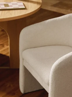 Sillón con reposabrazos en tejido bouclé Mairo