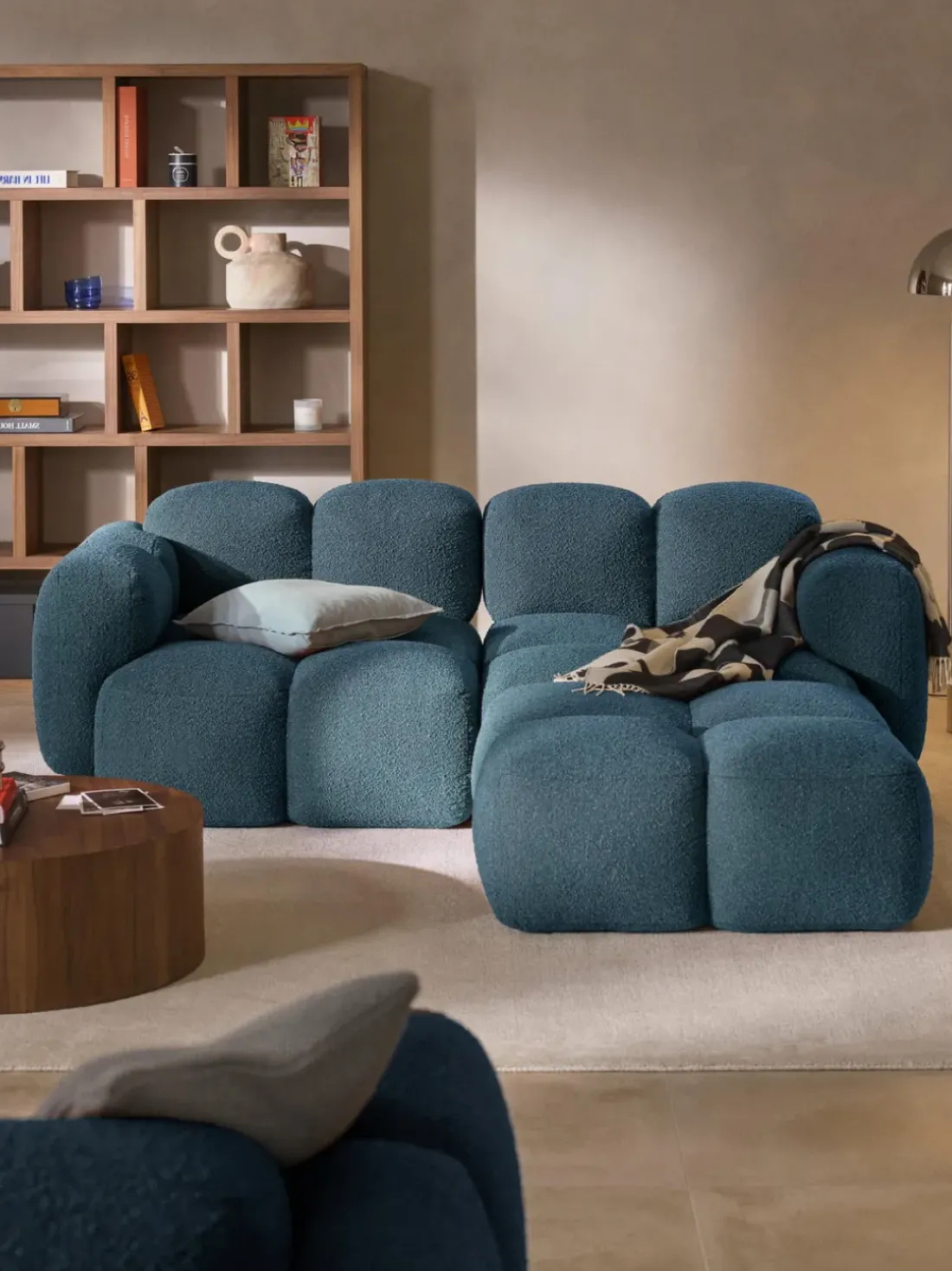 Sofá modular en tejido bouclé con reposapiés Tayla (3 plazas)