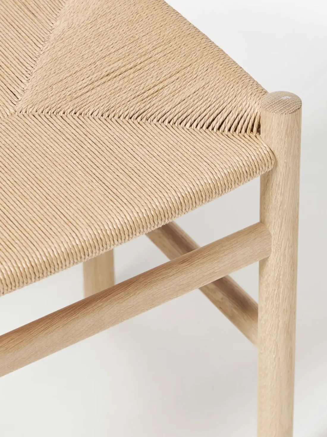 Taburete con asiento tejido a mano CH53