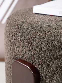 Taburete de tejido bouclé con patas de madera Coffey