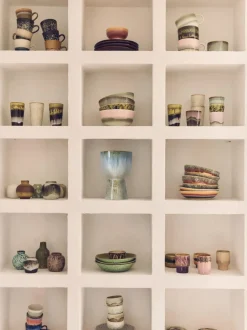 Taza pintada a mano con esmalte reactivo 70's