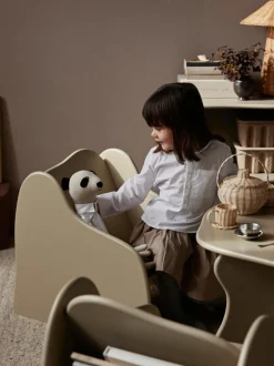 Tumbona infantil de madera inclinada con estante Slope