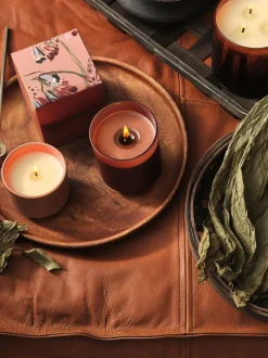 Vela perfumada de tres mechas Statement (almizcle de cachemira, hoja de tabaco y naranja)
