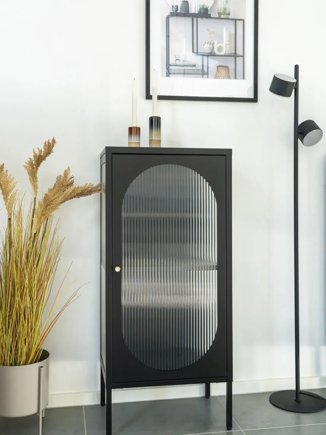 Vitrina de madera de roble con relieves Adelaide